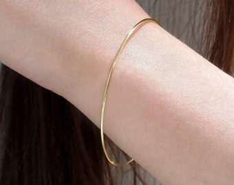 Sottile bracciale rigido in oro massiccio, braccialetto Dainty per l'uso quotidiano, braccialetto impilabile forgiato a mano, braccialetto classico impilabile semplice