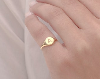 Sierlijke ronde zegelring gemaakt van massief goud, massief gouden monogramring voor vrouwen, elke letter zegelring, gepersonaliseerde ring, cadeau RN368