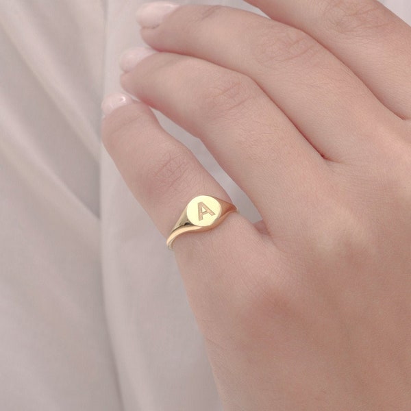 Delicato anello con sigillo rotondo realizzato in oro massiccio, anello monogramma in oro massiccio per donne, qualsiasi lettera anello con sigillo, anello personalizzato, regalo RN368