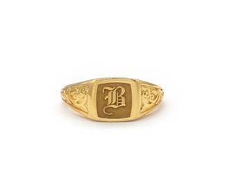 Small custom signet ring in solid gold with side decoration, Engraved Ring For family, Square everyday ring, Unique personalised Gift RN805