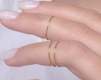 Ultra dunne ring in massief goud, Skinny Knuckle ring voor haar, sierlijke gehamerde ring, minimalistische stapelbare gouden ring, super dunne ring, cadeau