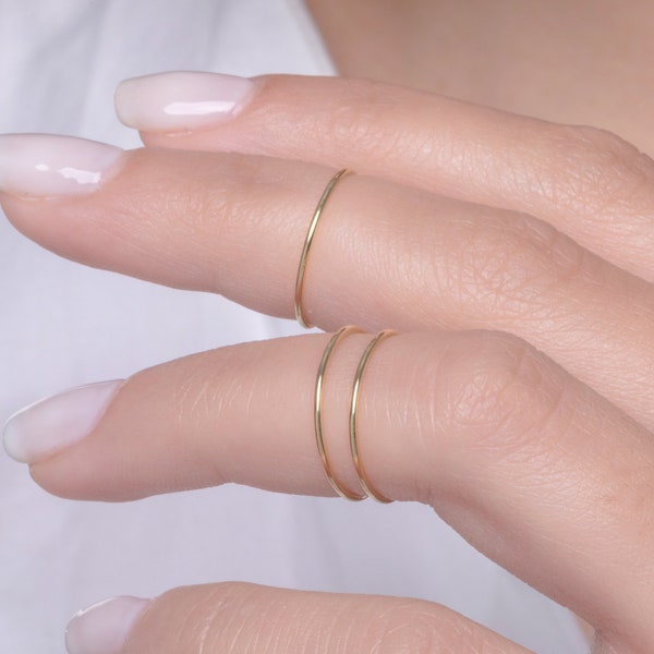 Ultra dunne ring in massief goud, Skinny Knuckle ring voor haar, sierlijke gehamerde ring, minimalistische stapelbare gouden ring, super dunne ring, cadeau