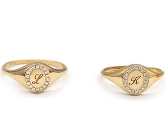 Anillo de sello de oro macizo ovalado pequeño con diamantes, anillo con marco de diamantes delicado en oro, anillo de diamantes con cualquier letra en oro, regalo para ella, RN370-1