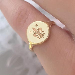 14k Family Crest Signet Ring Women, Coat of Arms - Solid Gold Ring, Custom Engraving Round Pinky Ring, Dad to Daughter Family Gift