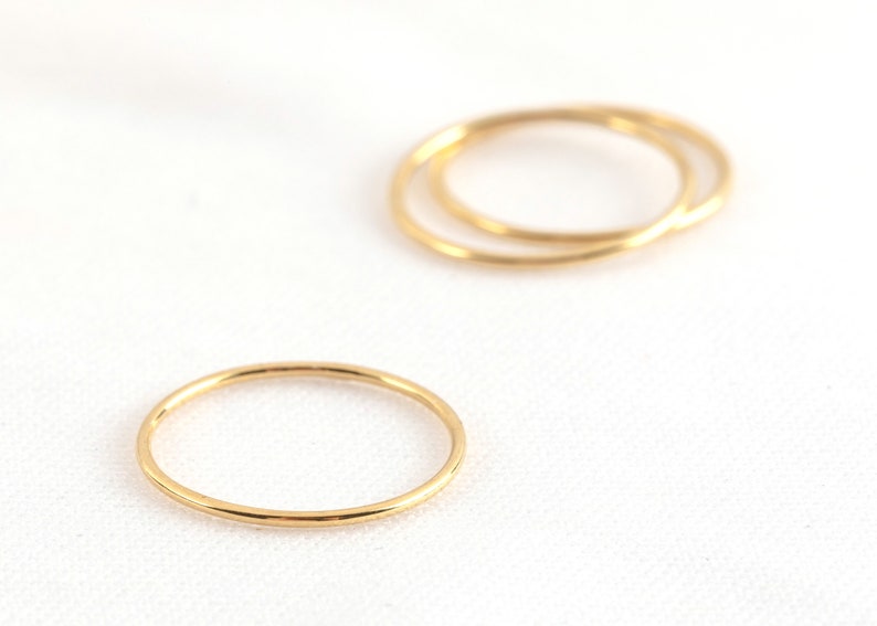 Ultra-thin ring in solid gold