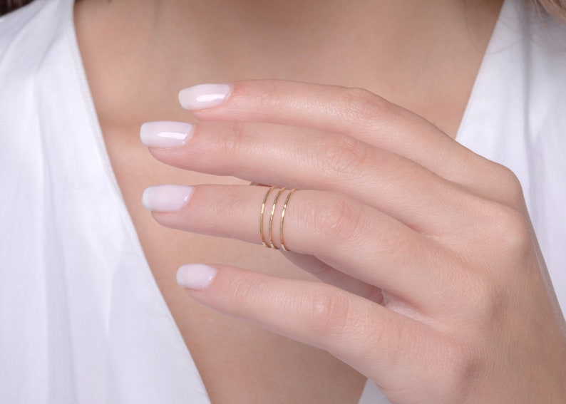 Ultra-thin ring in solid gold