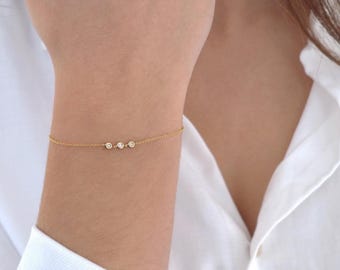 Braccialetto delicato in oro massiccio: catena minimalista con 3 diamanti