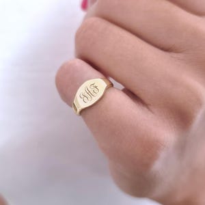 Anillo de monograma de oro macizo de 14 k, anillo de sello personalizado de oro, anillo de sello personalizado único para mujeres, cualquier anillo con letras, anillo clásico para el meñique de mujer