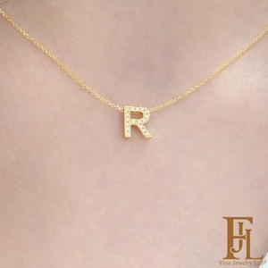 Collar con inicial de diamantes: Monograma de oro macizo de 9k, 14k o 18 quilates.