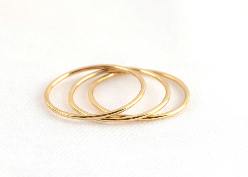 Ultra-thin ring in solid gold