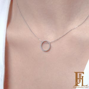 Kleine schwebende Kreis Halskette für Frauen, Solid Gold Layering Kette, Solid Gold Eternety Halskette, Gold Karma Halskette, 12 mm Durchmesser
