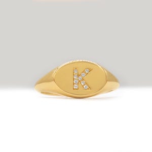 Anillo con sello de inicial de diamante de 18 k, anillo con incrustaciones de diamantes con letras pavé, monograma de esposa de oro macizo, anillo con sello clásico para mujer, regalo de padre a hija