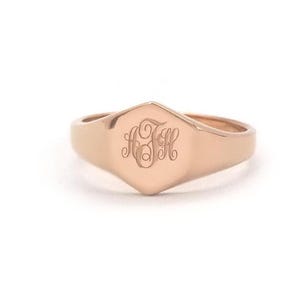 Anillo de oro rosa de 14k con inicial de escudo, delicado anillo de oro rosa para dama, joyería de orfebrería para hija o esposa, cualquier letra o monograma.
