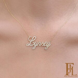 Massief gouden diamanten naamplaatketting, gepersonaliseerde naam in sierletters.