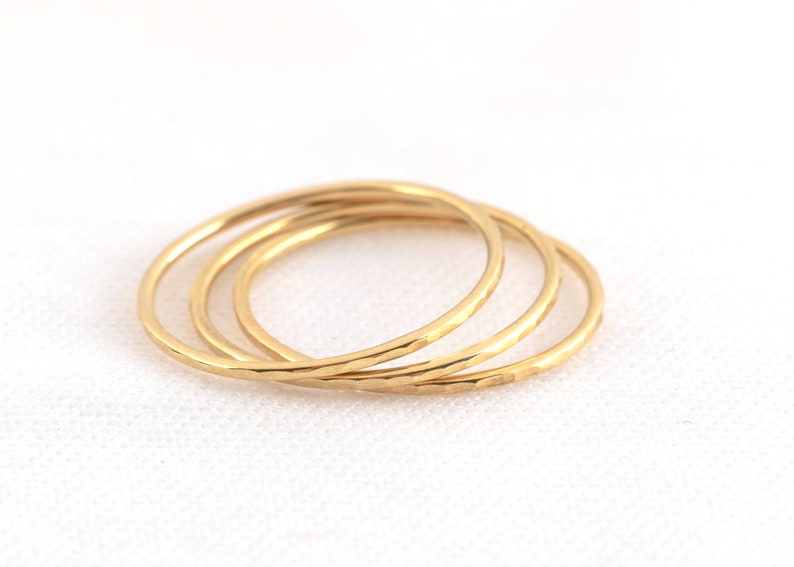 Ultra-thin ring in solid gold