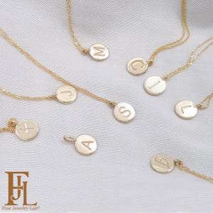 Massief gouden ketting met initialen, sierlijke hanger met gegraveerd monogram