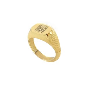 Minimalistic gold ring with decorative lines on the sides, Oval custom signet ring in solid gold, Personalized engraving ring for all