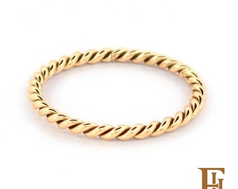 Anillo de boda de oro macizo trenzado de 14k con diseño de cuerda.