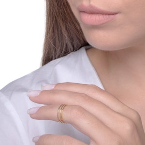 Ultra-thin ring in solid gold