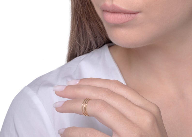 Ultra-thin ring in solid gold