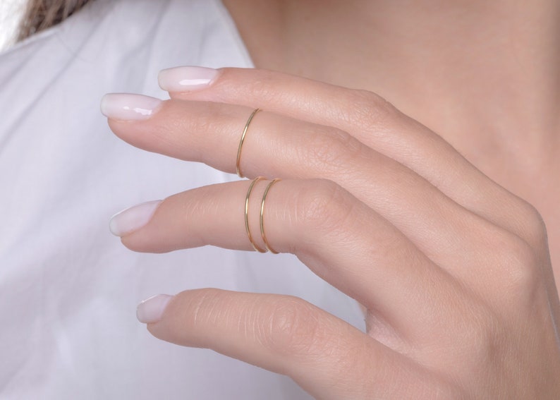 Ultra-thin ring in solid gold