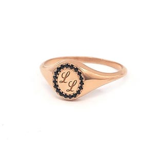 Anillo para el meñique de mujer en oro rosa de 14 k, anillo personalizado con sello de diamante negro y letra para ella, grabado inicial para hija/esposa, regalo de joyería fina