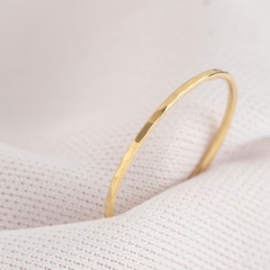 Ultra-thin ring in solid gold