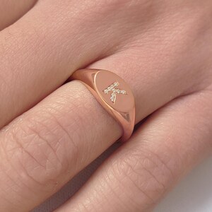 Anillo de sello de oro rosa de 18 k con incrustaciones de pavé de inicial de diamantes, monograma de esposa de oro macizo, anillo de sello clásico para mujer, regalo de padre a hija