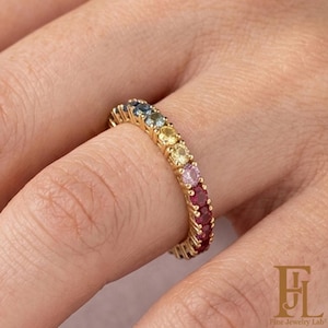 Anello Rainbow in oro massiccio: fascia con zaffiro sfumato e rubino.