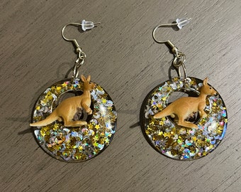 Boucles d'oreilles kangourou scintillantes dorées et argentées faites main, créoles en résine