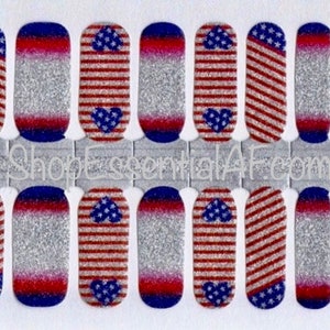 Peut inclure: Ensemble de 10 autocollants pour ongles avec un motif de drapeau am&eacute;ricain rouge, blanc et bleu paillet&eacute; avec un petit c&oelig;ur au centre de chaque drapeau. Les autocollants pour ongles sont con&ccedil;us pour &ecirc;tre utilis&eacute;s sur les ongles. ShopEssential4U.com