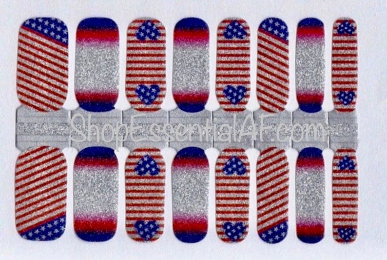 Peut inclure: Ensemble de 10 autocollants pour ongles avec un motif de drapeau am&eacute;ricain rouge, blanc et bleu paillet&eacute; avec un petit c&oelig;ur au centre de chaque drapeau. Les autocollants pour ongles sont con&ccedil;us pour &ecirc;tre utilis&eacute;s sur les ongles. ShopEssential4U.com