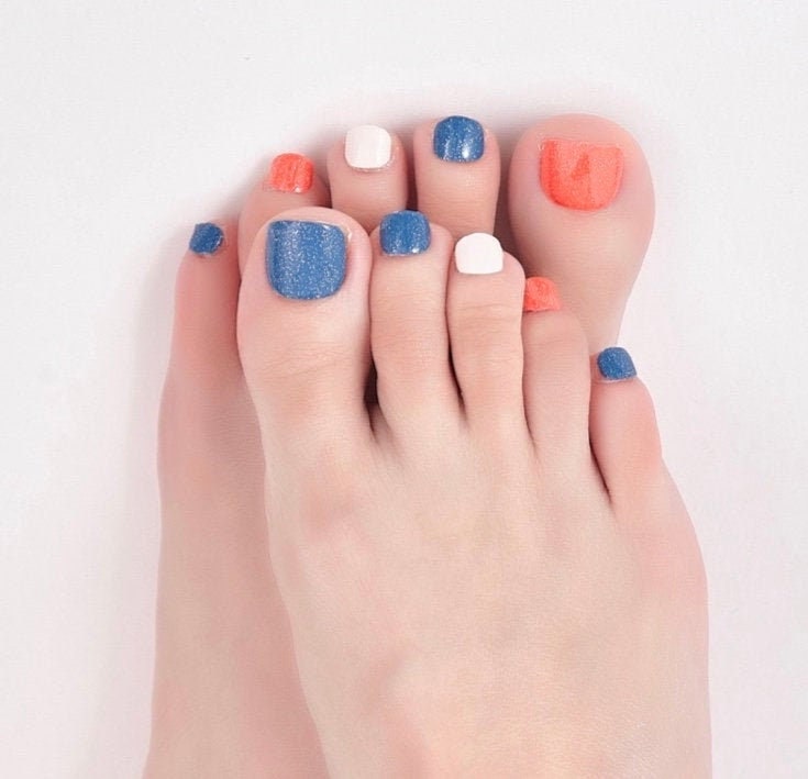 blue toe nails