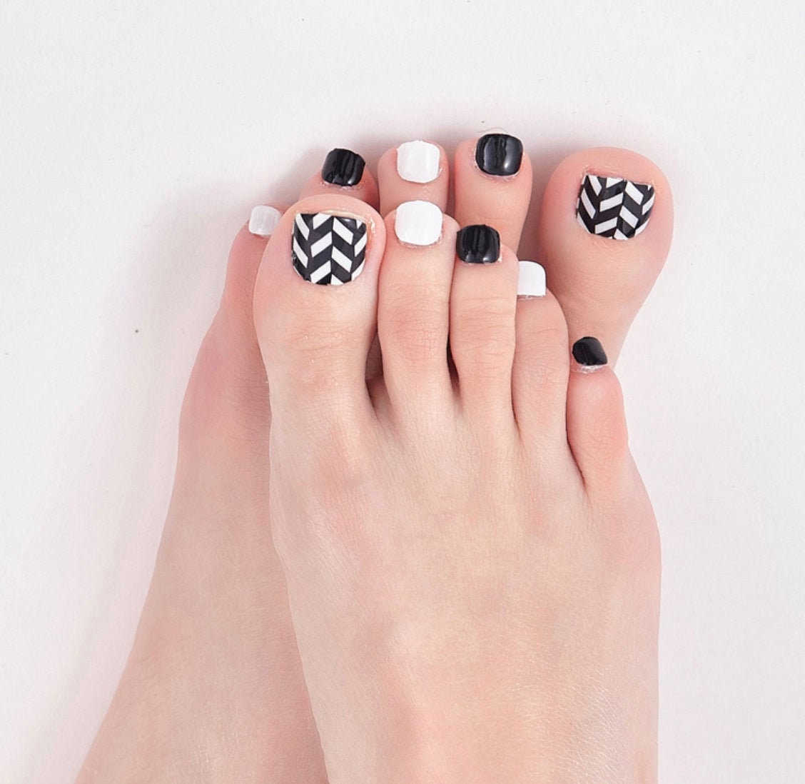Black And White Toe Nail Designs