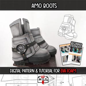 Può includere: Stivali grigi in schiuma EVA con dettagli neri e una fibbia circolare. Gli stivali hanno una suola spessa e sono mostrati con un disegno a tratto e un tutorial. Il testo recita "AMO BOOTS" e "DIGITAL PATTERN & TUTORIAL FOR EVA FOAM".
