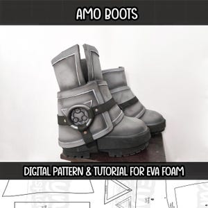 Può includere: Stivali grigi in schiuma EVA con dettagli e cinturini neri. Gli stivali hanno una suola spessa e sono progettati con pannelli a strati. Il testo "AMO BOOTS" è in alto e "DIGITAL PATTERN & TUTORIAL FOR EVA FOAM" in basso.