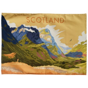 Peut inclure: Textile rectangulaire décoratif avec un paysage écossais. Le motif comprend des montagnes, des vallées et un oiseau en vol, avec le mot "SCOTLAND" en haut et "GLEN COE ARGYLL" en bas. La palette de couleurs comprend des nuances de vert, de bleu et d'orange.