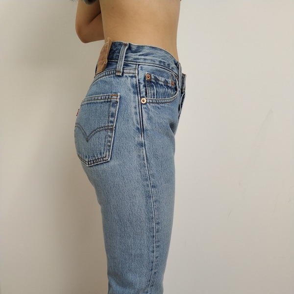 Jean Levis 501 W25 L30 Fabriqué aux États-Unis / Délavage clair Années 90 / Jambe droite / Languette rouge 2