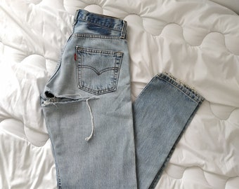 Vaqueros Levis 534 vintage para mujer, talla W25 L31, con roturas en la parte trasera y lavado claro. Corte recto.