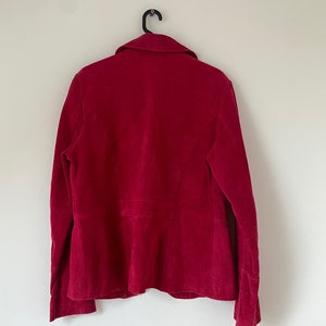 K&ouml;nnte beinhalten: Ein roter Cordblazer mit langen &Auml;rmeln und einem Kragen.