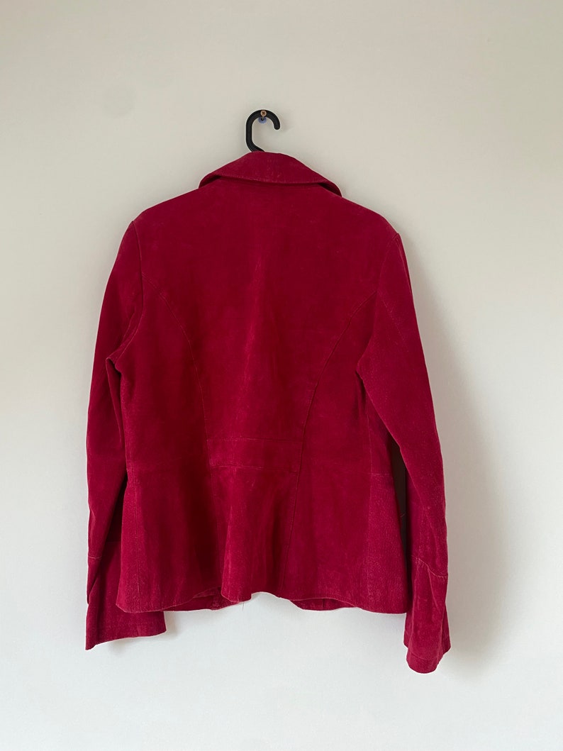 K&ouml;nnte beinhalten: Ein roter Cordblazer mit langen &Auml;rmeln und einem Kragen.