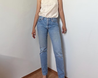 Levi’s 501 Jeans W28 L34 / Light Blue wash 1990s / Straight Leg Jeans Buttonfly Made for Women