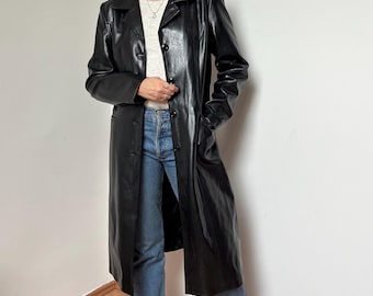 Y2K Vegan Leder Trenchcoat - Lange schwarze Kunstleder Matrix Style Jacke - 2000er Jahre Minimalist Goth Ästhetik - Ohne Tierversuche - Größe Medium
