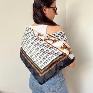 Vintage Equestrian Scarf with Horse and Carriage Print – Classic 90s Style Polyester Square Neck Scarf – Retro Riding Motif Headscarf