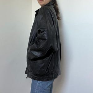 Vintage 90er Jahre Herren schwarze Lederjacke XL - Übergroßer Echtleder Reißverschlussmantel - Retro minimalistische Streetwear-Oberbekleidung Bild 7