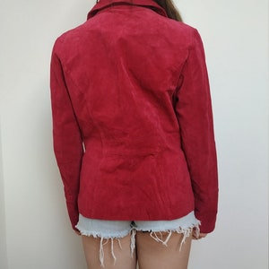 K&ouml;nnte beinhalten: Eine rote Wildlederjacke mit Kragen und langen &Auml;rmeln.