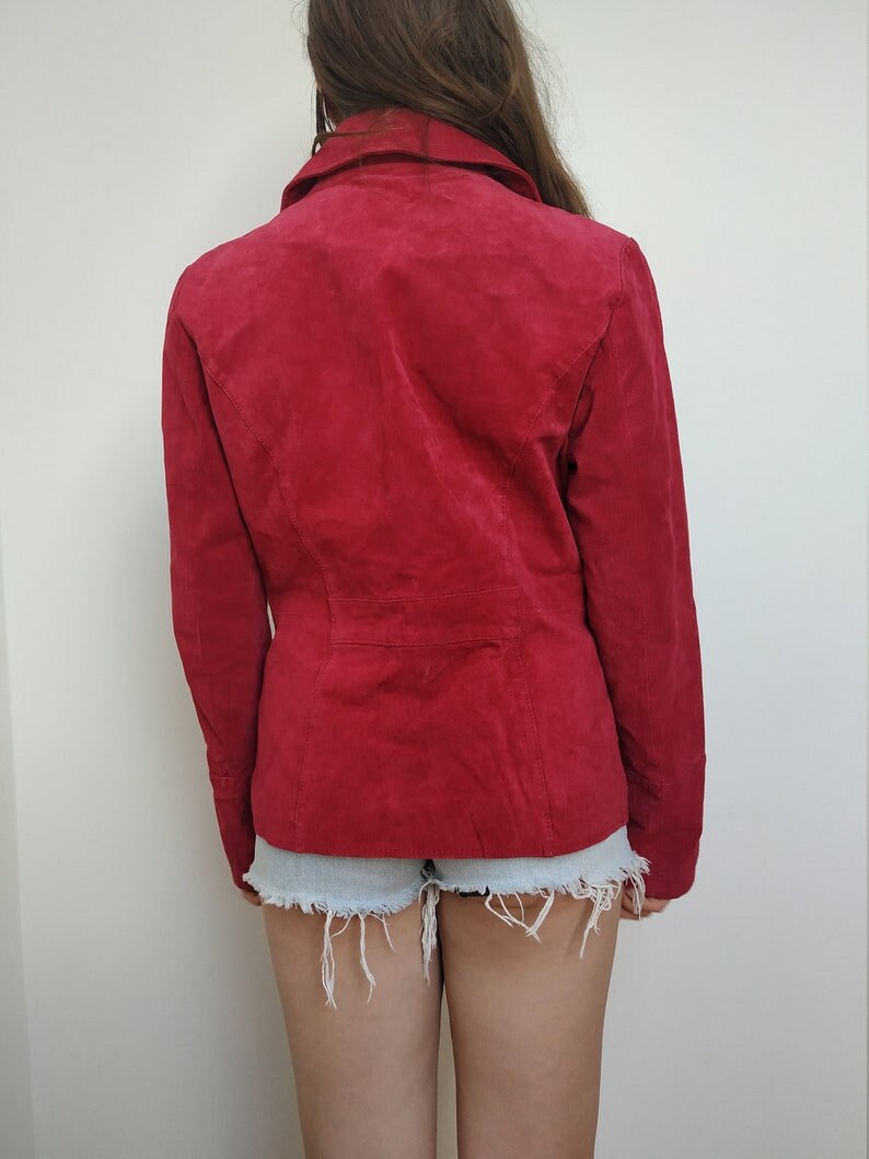 K&ouml;nnte beinhalten: Eine rote Wildlederjacke mit Kragen und langen &Auml;rmeln.