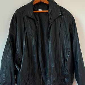 Vintage 90er Jahre Herren schwarze Lederjacke XL - Übergroßer Echtleder Reißverschlussmantel - Retro minimalistische Streetwear-Oberbekleidung Bild 6