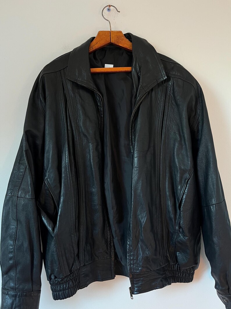 Vintage 90er Jahre Herren schwarze Lederjacke XL - Übergroßer Echtleder Reißverschlussmantel - Retro minimalistische Streetwear-Oberbekleidung Bild 6