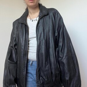 Vintage 90er Jahre Herren schwarze Lederjacke XL - Übergroßer Echtleder Reißverschlussmantel - Retro minimalistische Streetwear-Oberbekleidung Bild 4